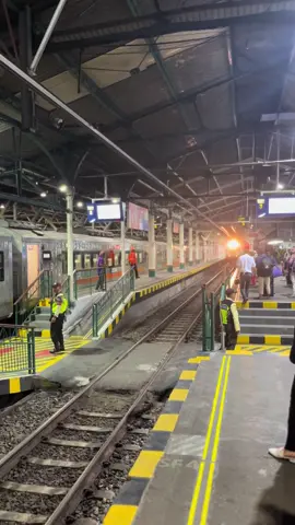 Pelari dari Cilacap-Surabaya pasarturi telah tiba  #fyppppppppppppppppppppppp #storykereta🎭 #sancakautara #stasiunyogyakarta #railfansindonesia 