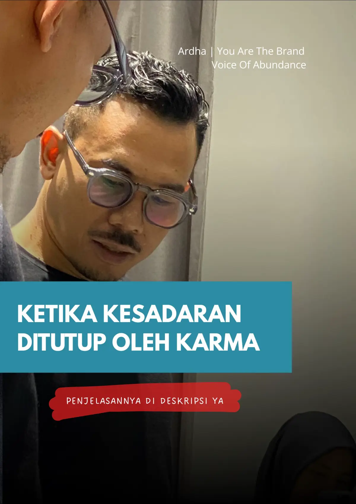 Kamu pasti pernah lihat orang yang sudah dinasehati berkali-kali… sudah dikasih tau jalan keluarnya… sudah ditunjukkan mana yang benar… tapi tetap saja dia kembali ke pola lama. Seakan ada “kekuatan tak terlihat” yang menariknya kembali ke penderitaan yang sama… ke luka yang sama… ke kebiasaan yang sama. Itu bukan karena dia bodoh. Bukan juga karena dia tidak mau berubah. Kadang… itu karena kesadarannya sedang dikunci oleh karmanya sendiri. Banyak orang mengira karma itu hukuman. Padahal karma adalah mekanisme pembelajaran. Semacam reminder alam semesta yang membuatmu terjebak dalam pola yang sama sampai kamu benar-benar melihat pelajarannya. Karena selama kamu belum sadar… selama kamu belum jujur dengan diri sendiri… selama kamu belum berhenti menyalahkan orang lain dan mulai mengamati… kamu memang nggak akan punya daya untuk keluar. Kesadaranmu seperti ditutup. Bukan oleh orang lain, tapi oleh dirimu sendiri yang belum siap menerima kebenaran. Makanya ada orang yang kamu lihat… sengsara, tersakiti, kehabisan energi… tapi tetap bertahan di gaya hubungan yang sama, gaya hidup yang sama, kebiasaan yang sama, lingkaran dan informasi toxic yang sama. Karena karmanya sedang bekerja. Bukan untuk menghancurkan, tapi untuk mendorongnya cukup dalam hingga suatu hari… ia berkata : “Aku sudah tidak sanggup lagi hidup seperti ini” Dan di titik itulah, sayang… kesadaran kembali terbuka. Semua orang berubah bukan saat dinasihati, bukan saat diberi solusi, bukan saat dikasih pencerahan… tapi saat penderitaannya akhirnya terasa cukup. Baru di situ karma selesai. Baru di situ daya muncul. Baru di situ perubahan terjadi. Jadi kalau kamu merasa sudah menolong seseorang tapi dia tetap begitu… ingat ini ya : Kamu hanya bisa mengetuk. Yang membuka pintu adalah kesadarannya, ketika ia siap. Dan kalau kamu sendiri sedang terjebak pola yang sama… mungkin itu bukan kegagalan. Mungkin itu karma sedang mengajarimu hal paling penting dalam hidupmu. Kalau ini kena banget ke kamu, tulis di komentar: “Aku siap membuka kesadaranku.” Dan bagikan konten ini ke seseorang yang sedang terjebak tanpa daya. #karma #lawofattraction #taburtuai #innerchild #kesadarandiri 
