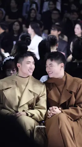 Đang cười xinh với cờ hồng thì được cho kẹo, Ninh Dương thật sự đi đâu cũng được mọi người quý 🥺  #ninhduongstory #ninhanhbui #nguyentungduong 