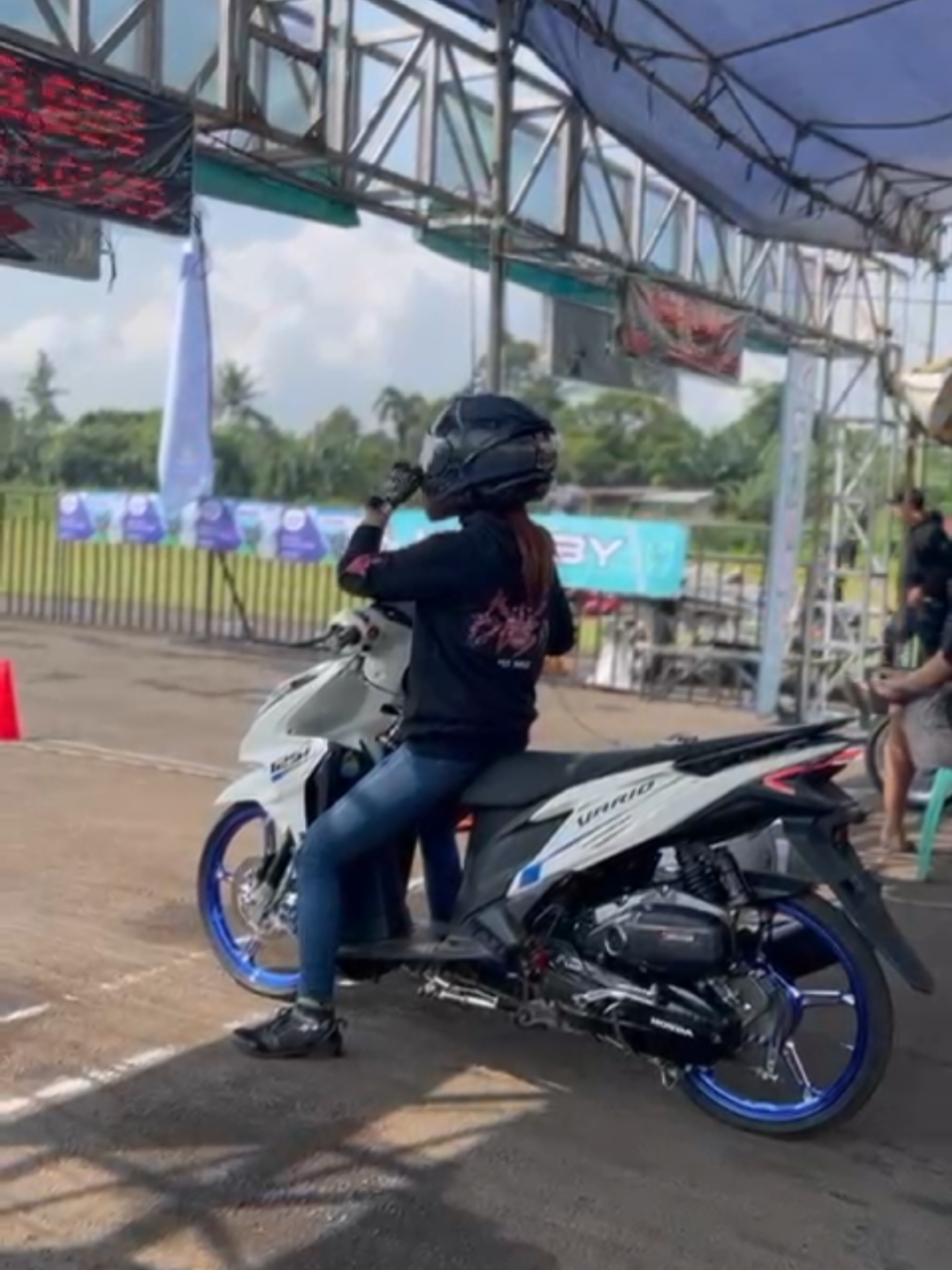 🐻‍❄️ Bernard and pretty Women #fyp #kzr #vario150 #vario #vario125 