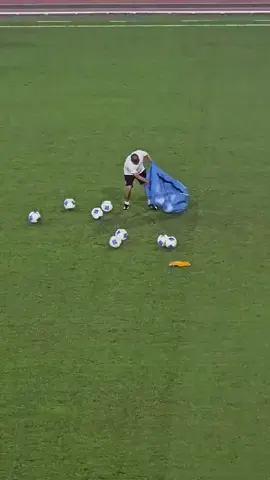 مقطع مؤثر.. مسؤول الملابس في منتخب غواتيمالا انهار بالبكاء أثناء جمع الكرات بعد نهاية المباراة وخسارة منتخب بلاده ضد بنما وانتهاء فرصهم في الوصول لكأس العالم 😢💔 #foryoupage #football #fyp #4u #pov 