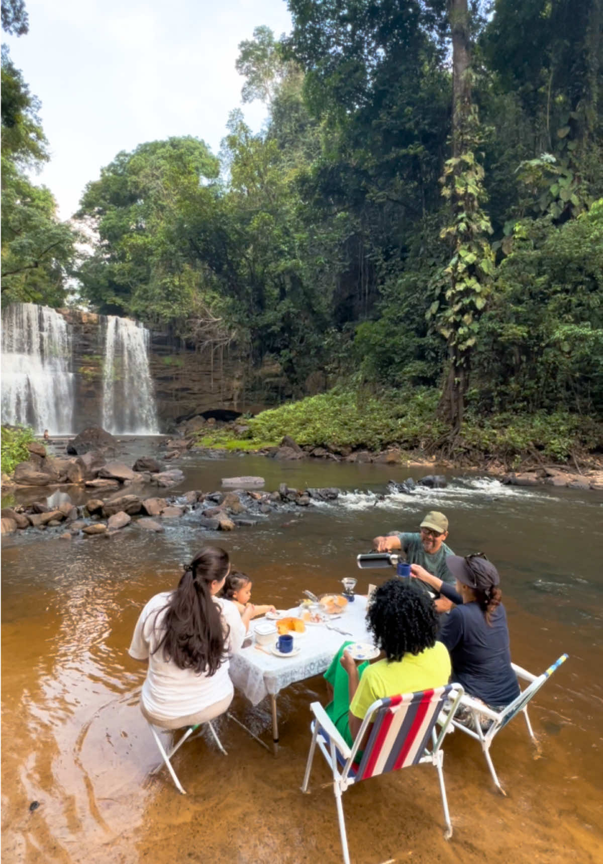 “Família reunida, café na mesa e a natureza fazendo o resto.” #cachoeira #familia #cafe #ruropolis #amazonia 	