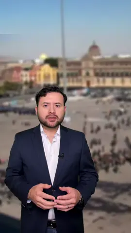 Policías desalojan zócalo de la CDMX tras actos de violencia en manifestación. 