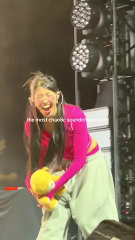 Sophia’s reaction when she saw my Jollibee outfit HAHAHA but omg best soundcheck experience ever I can’t wait for the show!! They said there’s A LOT of surprises👀 @KATSEYE (at the Katseye Beautiful Chaos Tour Opening Night in Minnesota) #katseye #beautifulchaostour #katseyeconcert #katseyetour #foryou eyekons manon sophia daniela lara megan yoonchae 