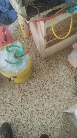 RECOGIENDO GAS R22 A LA VIEJA ESCUELA, AQUI NADA SE PIERDE 💪#refrigeracion #tecnico #videosvirales #viraltiktok #enseñanza 