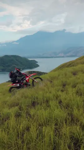 Entah kenapa, selalu suka dengan scene ini. Ada damai yang susah dijelasin. #adventure #bikelife #beautifuldestinations #papua #hillclimb #dji #landscape #mostly2stroke #sentani #indonesia 