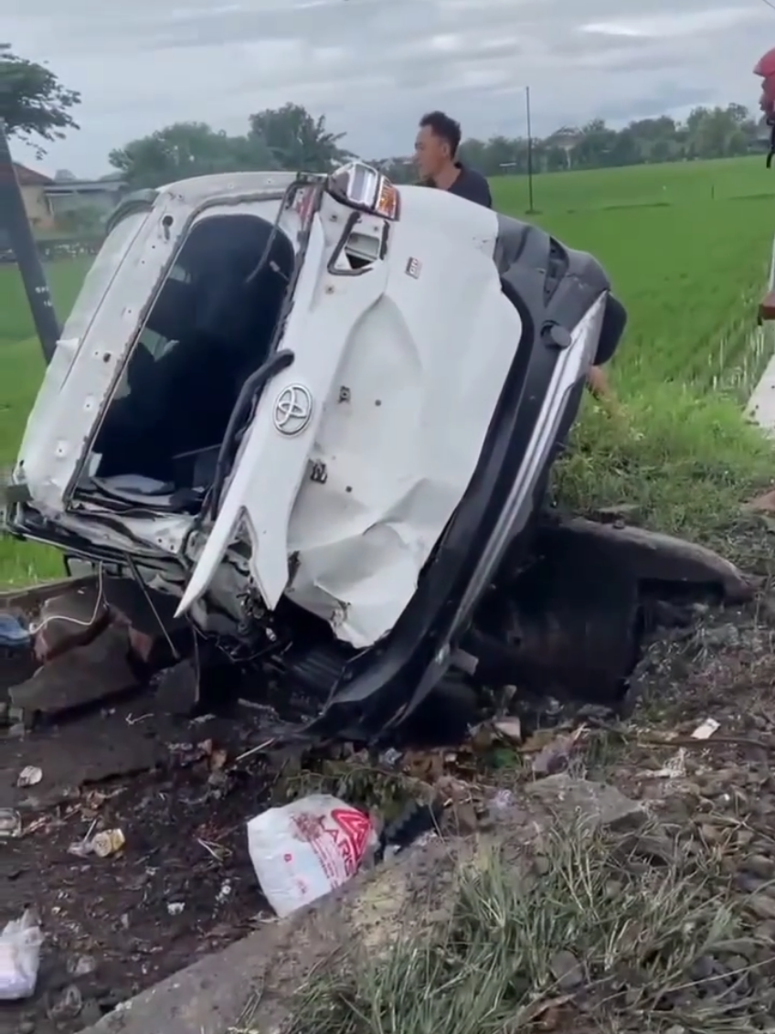 Mobil Toyota Rush Terseret KA Batara Kresna di Sukoharjo -------- Kecelakaan terjadi di perlintasan sebidang tanpa palang pintu di Kampung Tegalrejo, Kelurahan Begajah, Kecamatan/Kabupaten Sukoharjo, pada Sabtu (15/11/2025) sekitar pukul 06.45 WIB. Sebuah mobil Toyota Rush warna putih rusak parah usai bertabrakan dengan Kereta Api Batara Kresna. Menurut keterangan warga setempat, Sunarno (58), mobil melaju dari arah barat ke timur, sementara KA Batara Kresna datang dari arah Utara (Solo) menuju Selatan (Wonogiri). Meski kereta sudah membunyikan klakson dan warga berteriak memberikan peringatan, mobil tetap melaju hingga tabrakan tidak terhindarkan. Benturan mengenai sisi kiri belakang mobil hingga kendaraan itu terlempar sekitar enam meter. Di dalam mobil terdapat dua orang, sepasang suami istri. Sang suami merupakan pengemudi, sementara istrinya berada di kursi penumpang. [*] #RadarBandung #Sukoharjo #Kecelakaan #BataraKresna #PerlintasanSebidang 