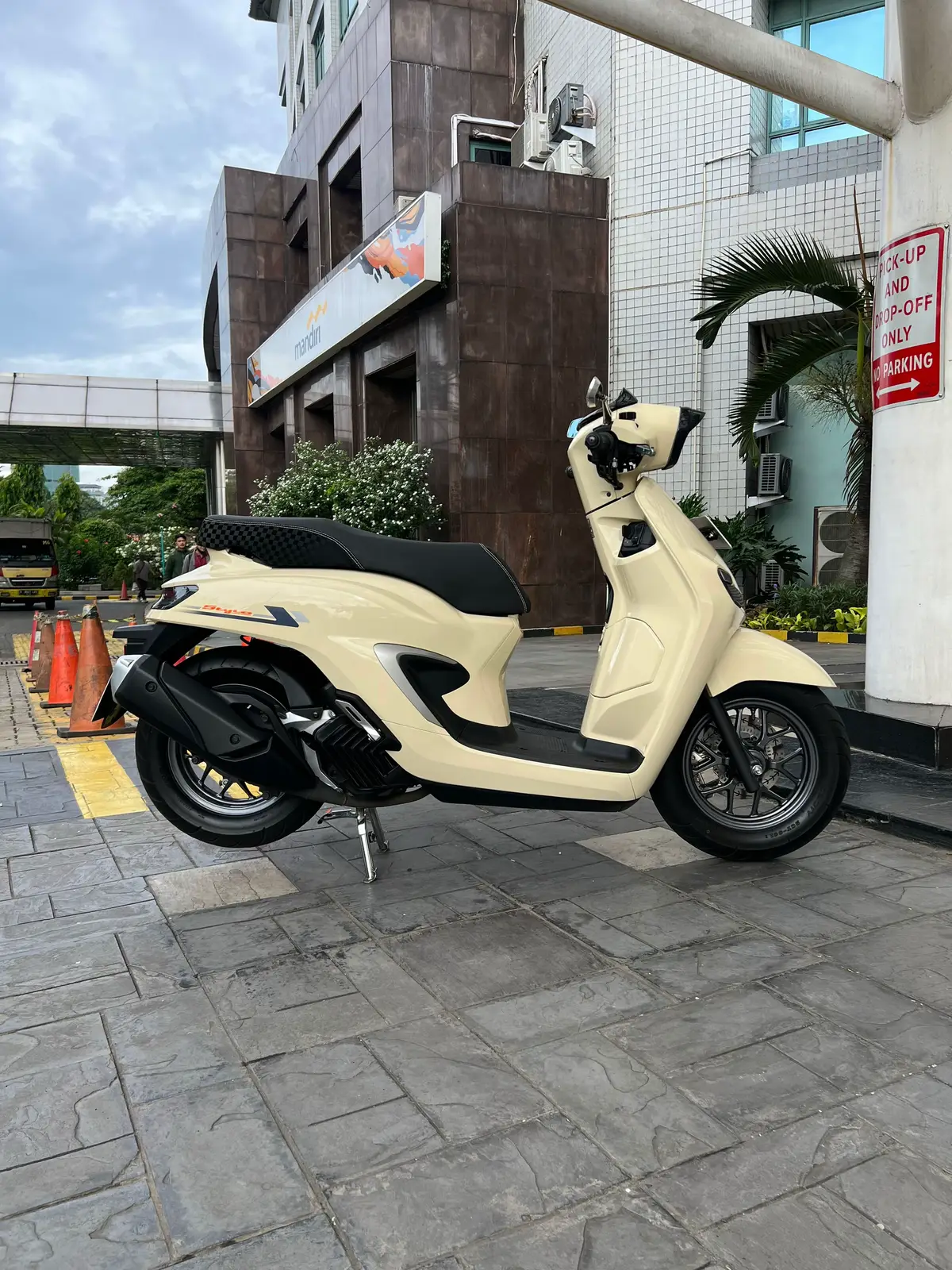 Creamy Parkir Nyetel Dulu🛵💛😎 #hondastylo160 #hondastylomodifikasi #hondastyloindonesia #stylo160indonesia #hondastylo160 