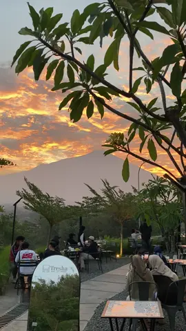 Nongki sore2 disini cocok banget, Syahdu bikin candu🤍 @Kedai Tresha  #kedaitresha #kuninganjawabarat #fypシ 