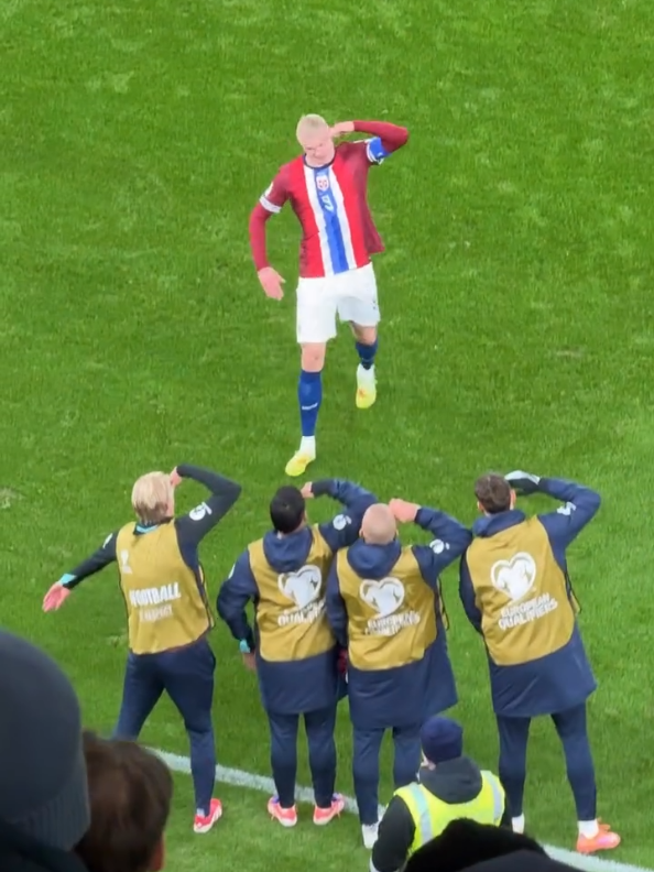 The robot himself 🤖🐐😎 🫡#worldcup #norway #haaland #goalcelebration #sportsontiktok 