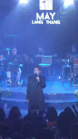 Ngoài đi nghe hát thì còn đi xem anh này ảnh hoạt họa. Dễ thương vô cùng #TangPhuc 