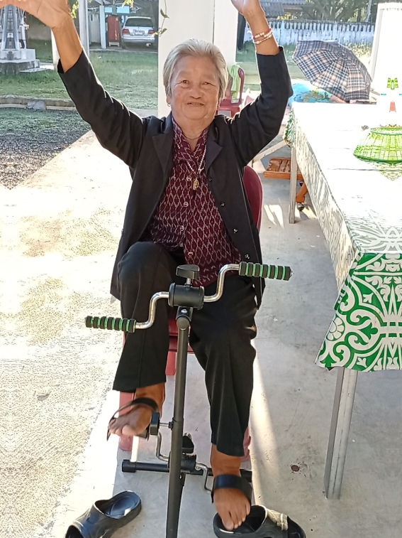 “สุขภาพดี…เริ่มได้จากหน้าบ้าน ✨ ปั่นเพลินๆ เบาๆ แต่ได้ฟีลฟิตทุกวัน ของดีที่ผู้ใหญ่ก็ใช้ได้ เด็กก็ชอบ ใช้แล้วยิ้มออกเหมือนในคลิปนี้เลย 💛🚴‍♀️” #จักรยานปั่นออกกำลังกาย #ปั่นอยู่บ้านก็ฟิตได้ #ของดีบอกต่อ #ใช้ดีเลยมาแชร์ #สุขภาพดีเริ่มที่บ้าน 