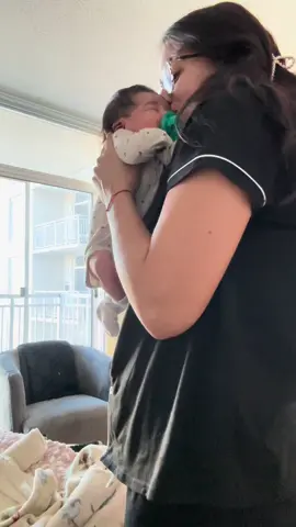 Capturing that newborn scrunch 🥹😭🫶🏼 #firsttimemom #latinas #chicago #maternityleave #latinasbelike 