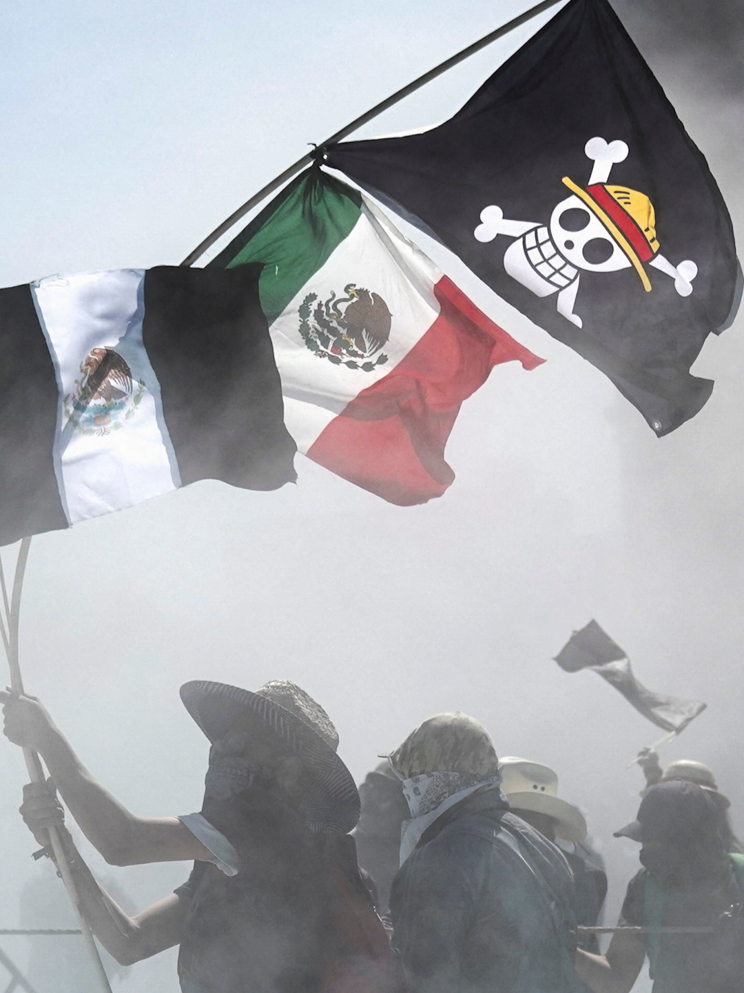 ✊🏻🇲🇽 Este 15 de noviembre la Generación Z tomó las calles de #México en una movilización masiva sin precedentes. Un movimiento autodenominado “cívico, realista y apartidista”, impulsado desde redes sociales y convocando a jóvenes de todo el país para alzar la voz contra la violencia, la corrupción y la impunidad. Durante la protesta, algunos jóvenes portaron banderas inspiradas en el anime #OnePiece, que se ha convertido en un emblema simbólico del movimiento. Muchos jóvenes dicen sentir que las formas tradicionales de hacer política ya no les representan, y están usando su propia voz colectiva para exigir un cambio real. La jornada estuvo marcada por momentos de tensión y enfrentamientos con autoridades en las inmediaciones del zócalo capitalino.