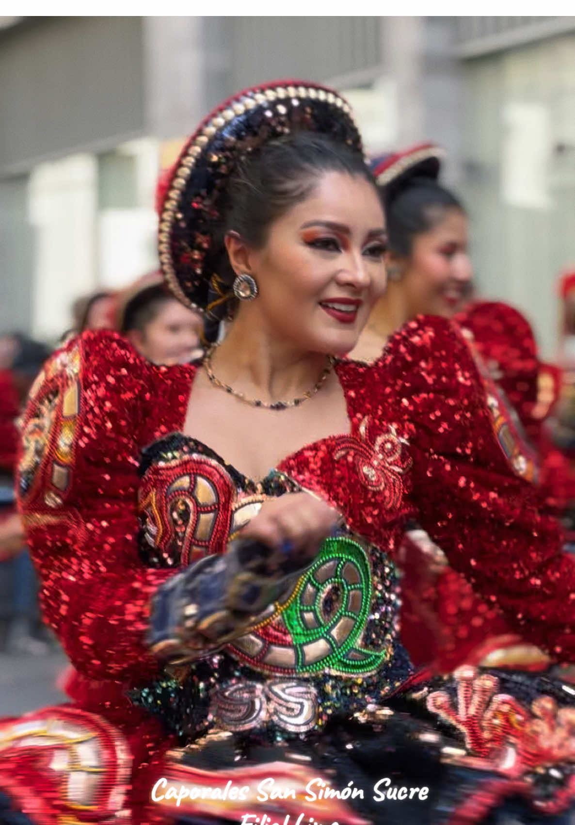 Cholitas Caporales San Simón Sucre Filial Lima recorriendo las calles de Lima junto a la Banda Real Pacífico #sansimon🔴🔵 #caporales #lima #sucre 