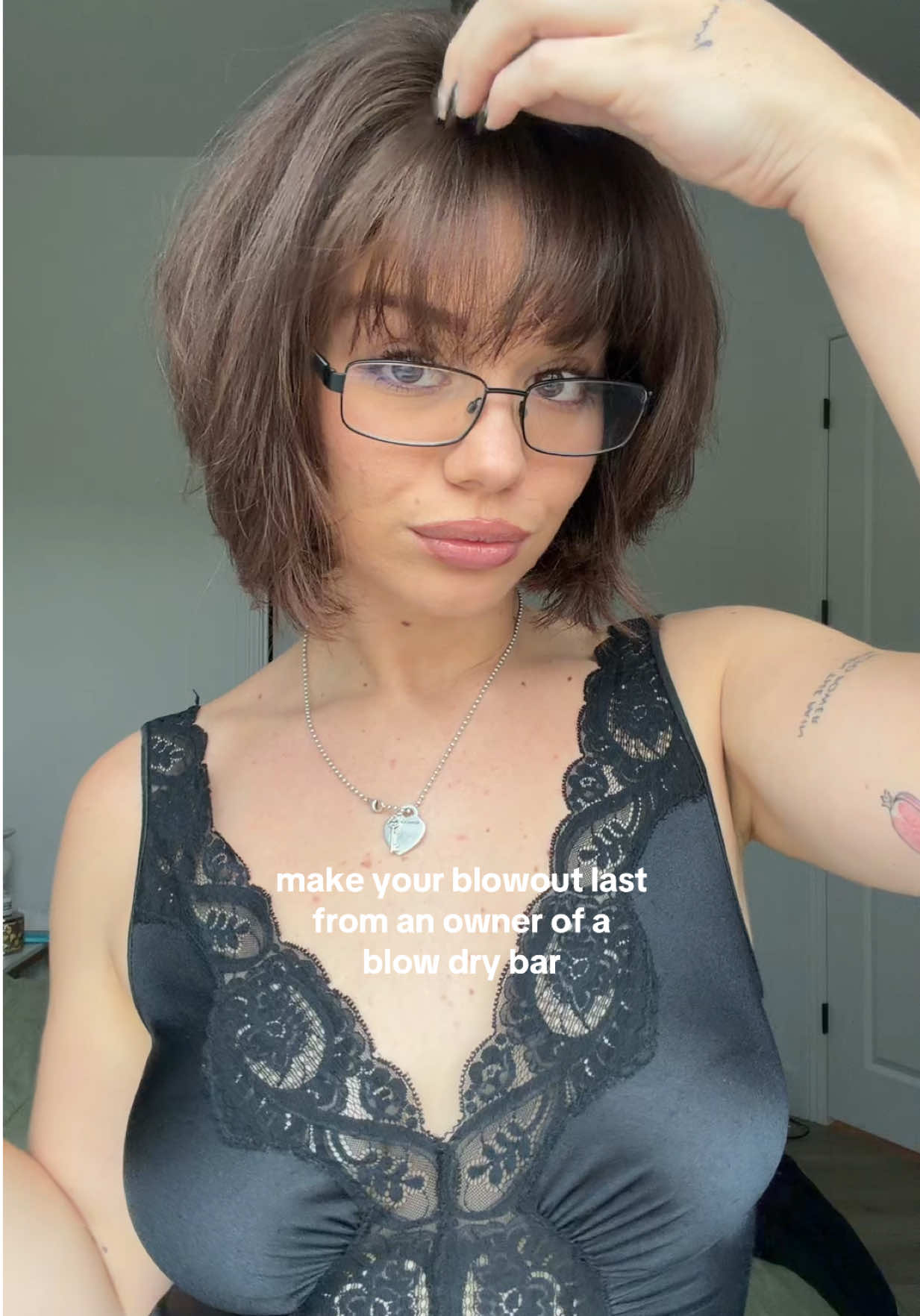 Queen of waiting a week to wash my hair #dryshampoo #hairtipsandtricks #colorwow #productrecommendation #blowout 