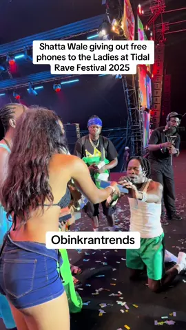 Shatta Wale giving out free phones to the Ladies at Tidal Rave Festival 2025  #fyp #shattawaleking #shattawale 