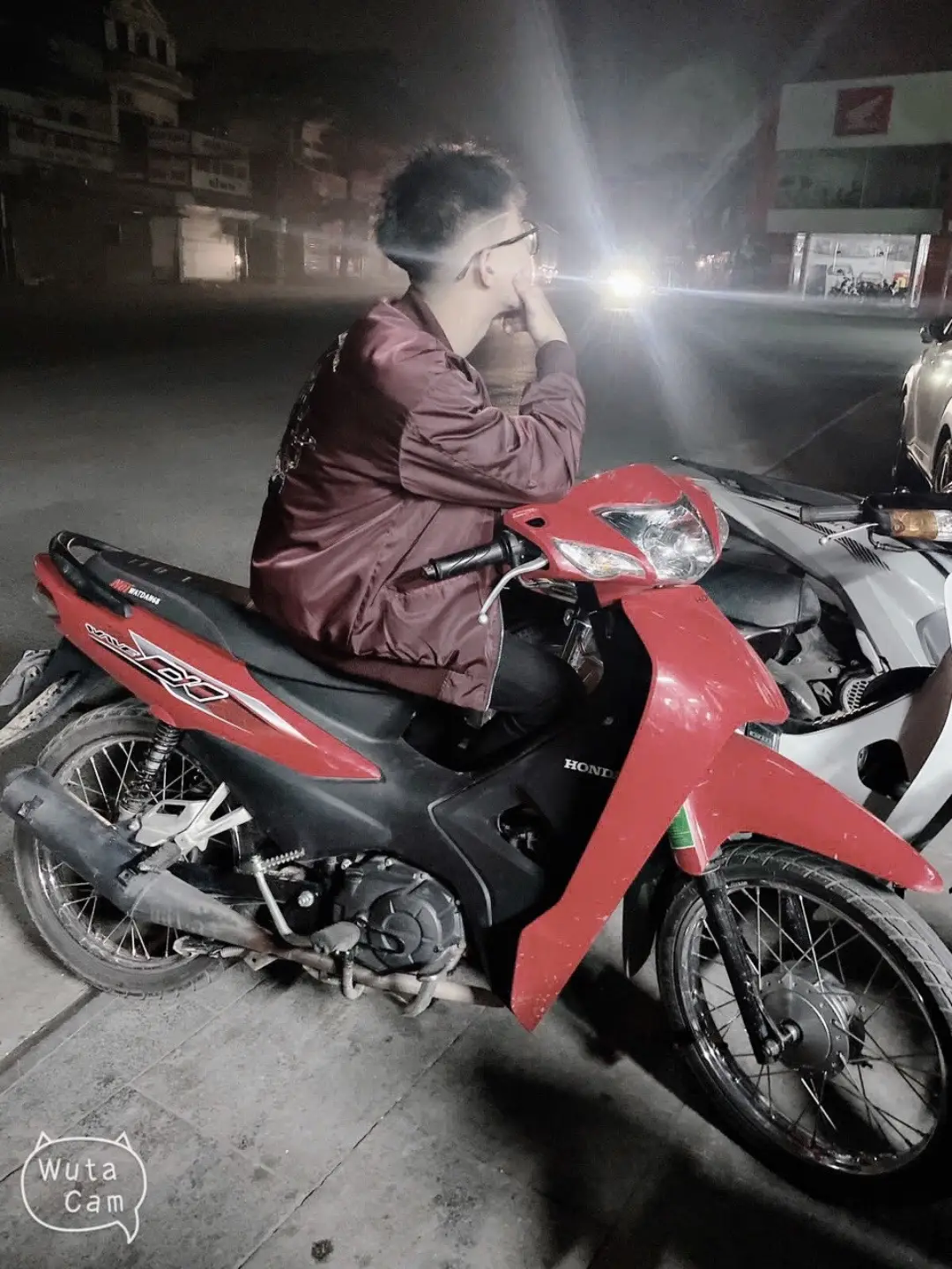 Anh là một chàng trai chưa từng được tặng một bó hoa,chưa từng được tạo bất ngờ,chưa từng được coi trọng,chưa từng được coi là tốt cả và duy nhất với ai đó. Anh cũng chưa từng lừa dối hay phản bội,luôn hết lòng với người khác mà thứ a nhận lại được chính là những lần bị bỏ rơi…#fyp #noibuon #TikTokAwardsVN #viral #xuhuongtiktok 