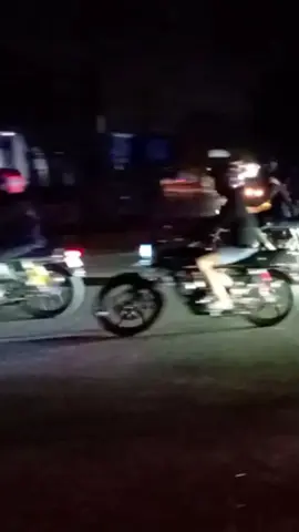 *Razia Malam Minggu di Denpasar Selatan, Polisi Sasar Kendaraan Tanpa TNKB dan Knalpot Brong* DENPASAR SELATAN — Polsek Denpasar Selatan menggelar razia kendaraan dalam rangka kegiatan pengamanan malam minggu untuk mengantisipasi aksi kejahatan jalanan seperti curat, curas, dan curanmor, serta menekan penggunaan knalpot brong di wilayah hukumnya. Kegiatan digelar pada Minggu (16/11/2025) mulai pukul 01.00 Wita di sepanjang Jalan By Pass Ngurah Rai, perempatan Tirta Nadi dan Pemelisan. Razia dipimpin langsung Kapolsek Denpasar Selatan, AKP Agus Adi Apriyoga, S.I.K., M.H., dengan melibatkan 19 personel gabungan, terdiri dari 15 anggota Polsek Densel, 7 perwira, 8 bintara, serta 4 pecalang. Kegiatan ini bertujuan menciptakan rasa aman bagi masyarakat dan menjaga situasi kamtibmas tetap kondusif pada akhir pekan. Pelaksanaan razia dimulai setelah apel malam, dengan metode hunting terhadap pengendara roda dua yang tidak menggunakan TNKB dan memakai knalpot brong di kawasan TL Tirta Nadi, Sanur. Kegiatan berlangsung hingga pukul 02.00 Wita dan berjalan aman, tertib, serta lancar. Petugas memberikan 11 imbauan kepada pengendara terkait kelengkapan surat-surat kendaraan, penggunaan helm, hingga larangan penggunaan knalpot brong. Kapolsek Denpasar Selatan AKP Agus Adi Apriyoga, S.I.K., M.H., menyampaikan bahwa kegiatan ini merupakan komitmen Polsek Densel dalam menjaga keamanan masyarakat. “Razia ini kami lakukan untuk mencegah potensi gangguan kamtibmas, terutama pada malam minggu. Kami mengimbau masyarakat agar selalu mematuhi aturan dan melengkapi kendaraan demi keselamatan bersama,” ujarnya. Dalam kegiatan tersebut, tidak ditemukan pelanggaran yang bersifat kompleks. Pengendara yang kedapatan tidak memakai helm, tidak membawa surat kendaraan, atau tanpa TNKB diberikan teguran dan diimbau untuk tidak mengulangi serta segera melengkapi kelengkapan kendaraannya. #PolriPresisi #poldabali #PolrestaDenpasar #polsekdensel #denpasarselatan 