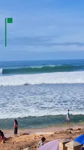 Hati Hati Luurrr..!!! Info : Untuk pagi ini gelombang laut sedikit mengalami kenaikan antara 2 - 3 mtr. Bagi para wisatawan tetap selalu waspada dan berhati hati dalam bermain air di pantai. (16/11/2025) Taati himbauan petugas agar kunjungan anda aman dan nyaman. #updatedisini #fyp #pantaikukup #gunungkidul #jogja 