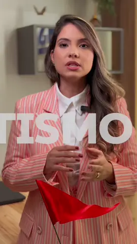 Você sabia que muitas vezes os primeiros sinais do autismo podem passar despercebidos pelas mães? É super comum que, no começo, algumas crianças sejam vistas com comportamentos que pareçam ser “birras” ou apenas um “jeitinho dela”. Muitas mães notam que o filho não responde quando é chamado, não olha nos olhos com frequência ou prefere brincar sozinho, mas isso pode parecer apenas uma característica da personalidade e não algo que acende um alerta. O autismo não tem um “rosto” definido ele é um espectro, cheio de nuances. Além disso, o bombardeio de informações confusas nas redes e o medo do diagnóstico podem atrasar a busca por ajuda. A comparação com outras crianças também pode enganar: “ah, o filho da vizinha também falava pouco nessa idade...”. A dica é: observe com carinho e sem culpa!  Se algo no seu coração te dá aquele sinalzinho de atenção, vale sim conversar com um profissional. Quanto antes houver um olhar cuidadoso, mais cedo vem o suporte certo e isso pode fazer toda a diferença no desenvolvimento.  É importante ressaltar que nenhum sinal isolado é suficiente para um diagnóstico. Lembre-se: acolher não é rotular, é abrir caminhos! #tea #autismo #autism #autista #autismoinfantil 