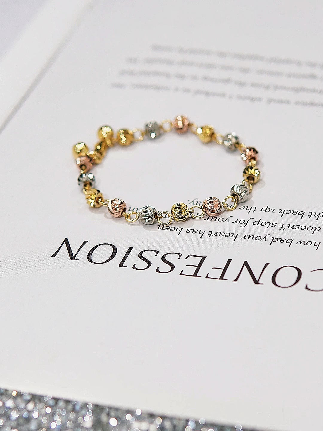 ✨ Gelang Rantai Clarinda Kilau yang sederhana namun penuh statement. Detail rantainya yang rapi memberi kesan modern, sementara sentuhan elegannya membuat setiap gerakan terasa lebih berharga. Cocok untuk kamu yang ingin tampil anggun tanpa berlebihan. ♡ Siap jadi aksesoris andalanmu hari ini? ✨ Cek Keranjang Kuning Sekarang! #shopmaster #gelang #gelangtitanium #gelangtangan #gelangwanita #gelangantikarat