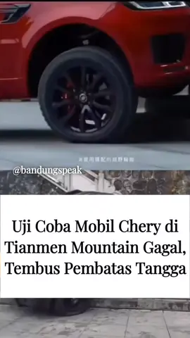 SUV Chery Fulwin X3L gagal menanjak 999 anak tangga di Tianmen Mountain dan melorot hingga menabrak pagar pembatas. Insiden ini berbanding terbalik dengan keberhasilan Range Rover Sport pada uji serupa. Chery menyatakan masalah terjadi karena pengait utama tali pengaman lepas, sehingga “tali menjadi bebas dan kemudian tersangkut di roda kanan kendaraan, sehingga membuat kendaraan kehilangan traksi, meluncur mundur dan menabrak pagar pengaman”. Uji coba berlangsung di area “Heavenly Ladder”, jalur wisata dengan kemiringan rata-rata 45 derajat. Mobil sempat oleng dan melorot ke belakang hingga beberapa tiang pagar runtuh. Chery menyesalkan kejadian tersebut dan menegaskan akan memperbaiki seluruh kerusakan di lokasi. Perusahaan menyampaikan, “Kami akan menjadikan kejadian ini sebagai pelajaran berharga untuk melangkah lebih hati-hati dan lebih matang ke depan”. [📷 credits Chery & Range Rover] - #bandungspeak 