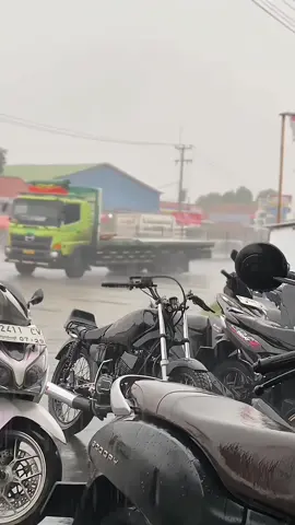 hujan masih air, dan... #mejikomsakti #fyp #kipasangin #byangkerokstyle #rxking 