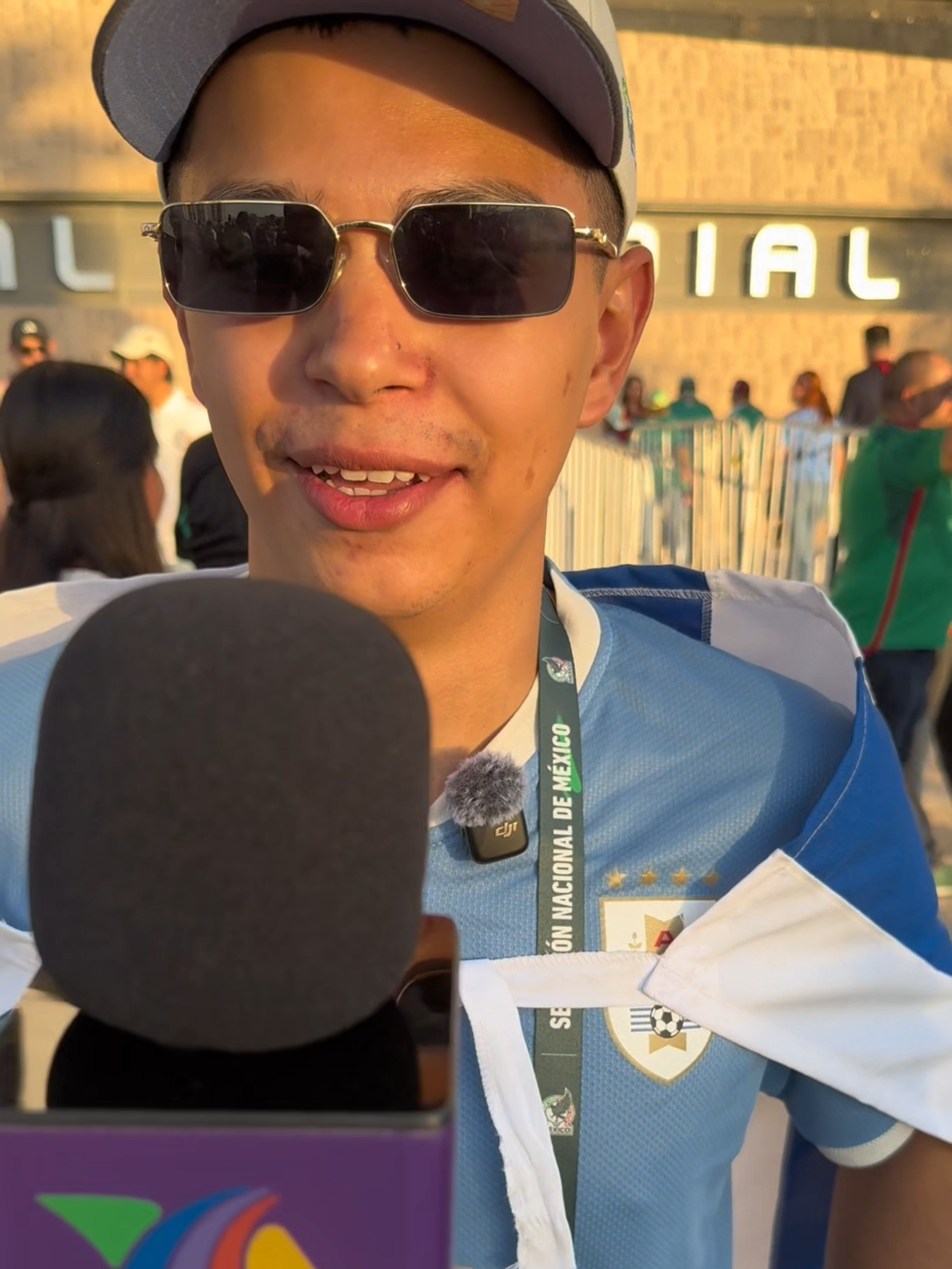 Uruguay con presencia en el duelo vs México. Desde Montevideo hasta el TSM, apoyo incondicional para Uruguay aunque se enamoró de México. #MiSelecciónAzteca #Uruguay #seleccionmexicana #luissuarez #montevideo