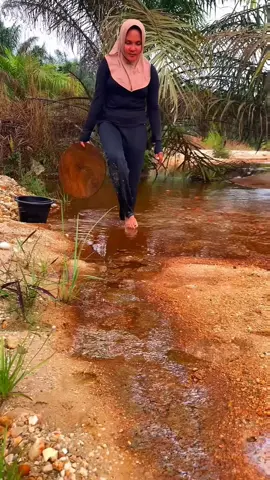 Looking for gold and panning for gold buried in river walls #golddiscovery #mininggold #goldpanning #goldhunter #viralvideo #fyp #foryou #foryoupage 