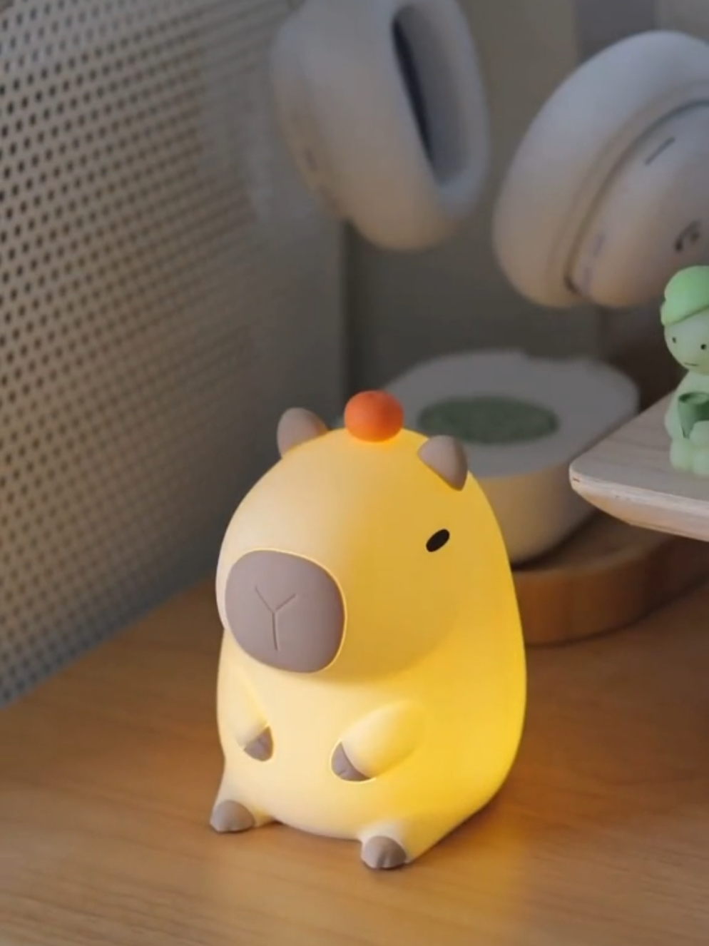 and she is super pretty😍#capybara #lamp #cute 