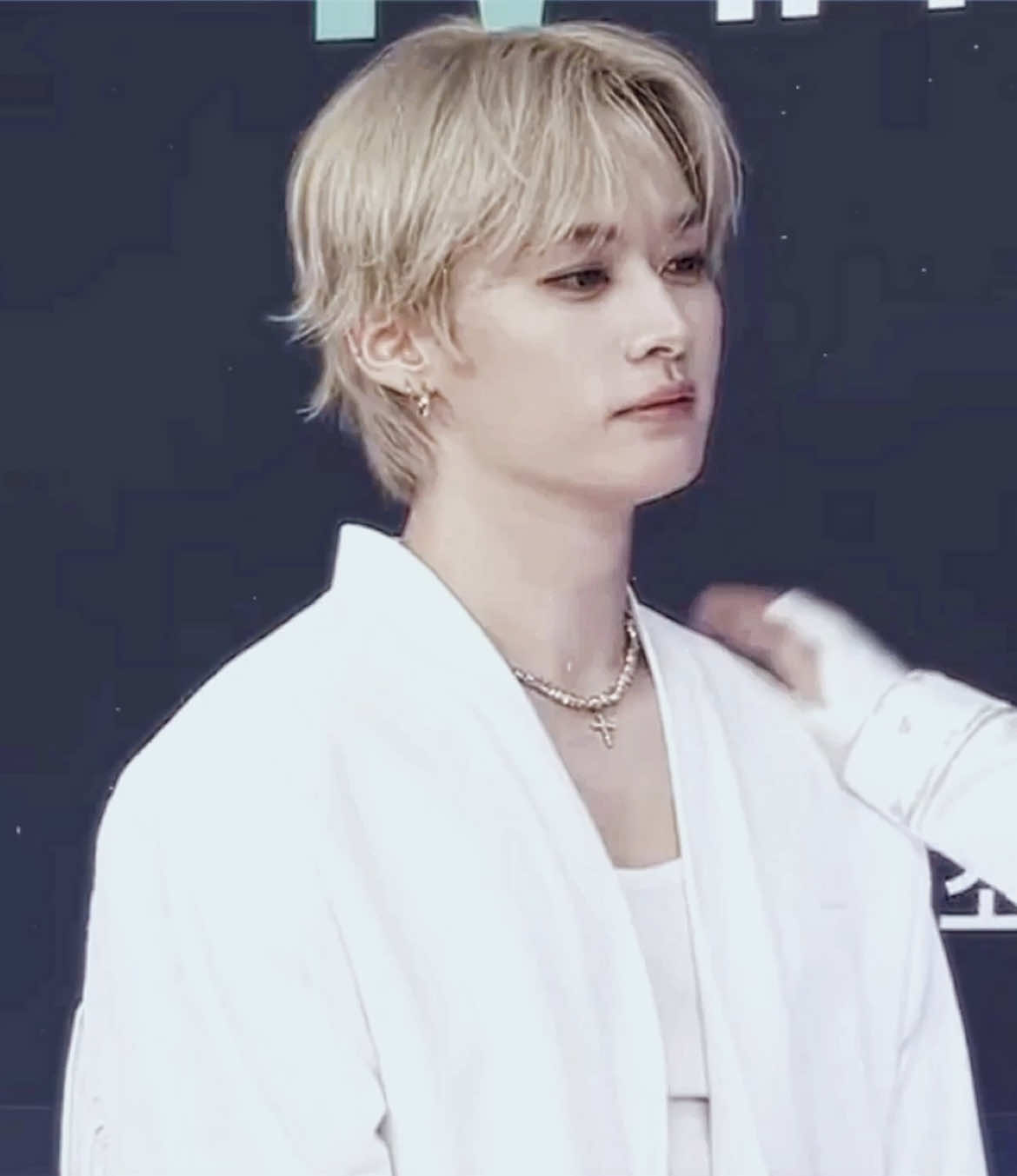 HE LOOKS SO GOOD OML #edit #fyp #kpop #leeknow #foryoupagе 