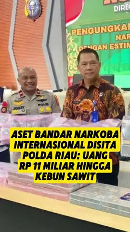 Aset Bandar Narkoba Internasional Disita Polda Riau: Uang Rp 11 Miliar hingga Kebun Sawit Gelombang besar pemberantasan narkoba kembali mengguncang Riau. Dalam operasi senyap yang dilakukan Selasa (11/11/2025), aparat kepolisian berhasil menyita aset senilai Rp15,26 miliar dari tangan seorang bandar narkoba kelas kakap berinisial MR alias Abeng. Tak hanya uang tunai Rp11 miliar lebih, penyidik juga menemukan aset megah berupa tanah, bangunan, kapal, mobil mewah, dan kebun sawit yang diduga kuat hasil dari bisnis gelap narkotika lintas negara. Langkah tegas ini menjadi bukti nyata bahwa perang terhadap narkoba tidak berhenti pada pelaku pengedar, tetapi juga menyasar jantung ekonominya. Polisi menelusuri aliran dana dan menemukan praktik pencucian uang (TPPU) yang sistematis dan terencana. Dari hasil pengembangan, uang Rp11,34 miliar, tiga bidang tanah seluas enam hektare, serta ruko dua lantai, kapal, dan dua mobil Toyota Fortuner serta Rush kini resmi disita sebagai barang bukti. Kapolda Riau Irjen Polisi Herry Heryawan menegaskan, penyitaan ini bukan sekadar penegakan hukum, tetapi juga pesan moral untuk melindungi generasi muda dari kehancuran akibat narkoba. Tidak ada ampun bagi siapapun yang mencoba merusak masa depan bangsa,” Pernyataan ini menegaskan arah kebijakan kepolisian yang kini tak hanya menindak pelaku, tetapi juga menghancurkan jaringan finansial di balik bisnis narkotika internasional. Kapolri Jenderal Polisi Listyo Sigit Prabowo mengapresiasi langkah cepat dan cermat jajaran Polda Riau. Menurutnya, upaya ini menjadi bagian dari strategi nasional “Follow The Money” dalam membongkar sindikat narkotika lintas negara yang beroperasi secara terselubung. Pengungkapan kasus ini mejelaskan bahwa negara hadir untuk menutup celah ekonomi kejahatan dan menyelamatkan generasi muda dari cengkeraman narkoba. Dari kebun sawit hingga mobil mewah, semuanya kini menjadi simbol kejatuhan bisnis haram yang selama ini merusak sendi-sendi kehidupan masyarakat. Terima kasih POLRI. Negeri ini butuh ketegasan seperti ini. @Herry Heryawan #kapoldariau#fyp #pakkumis #tppu 
