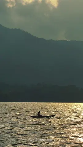 Senja di Danau Ranau 🌴 Credit video @Taqrim Ibadi #danauranau #senja #senjasorehari #wisatadanauranau 