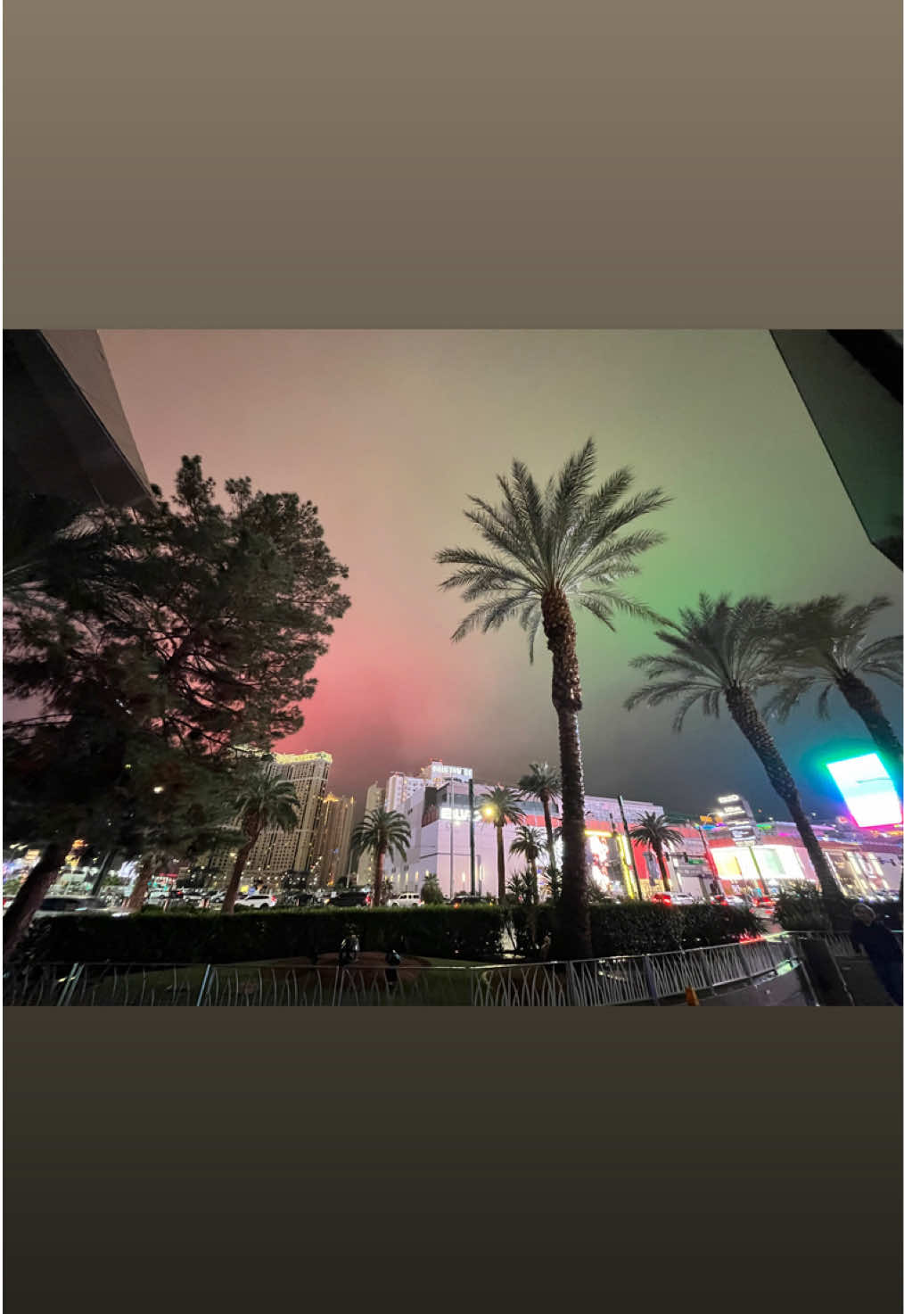 Northern lights in LasVegas?!! 😍 who else saw this???#lasvegas #lasvegaslocals #northernlights #sky #fyp 