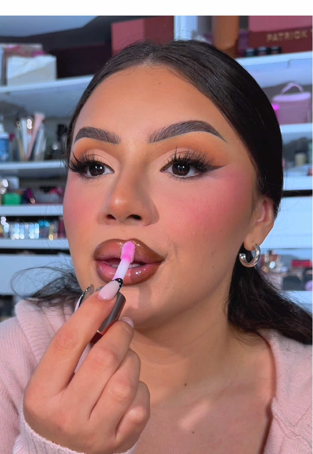 As a self proclaimed lip combo girly I had to create a lip combo with the newest shade In my favorite lip gloss formula 🎀  @Kylie Cosmetics “cappuccino” lip liner  @NYX Professional Makeup “touch up taupe” lip liner   @🇺🇸MADEBYMITCHELL🇺🇸 “extra cream” lipstick  @LAWLESS Beauty “Butterfly” lipgloss  #newmakeup #lipgloss #makeuptok 