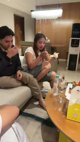 Maka nya di intilin mulu , perempuan nta gatel sii 