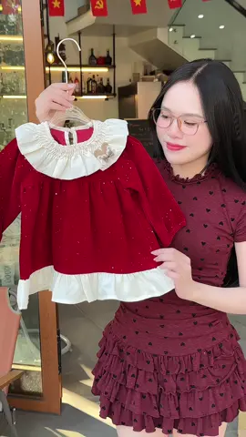 Váy nhung đỏ nhũ lấp lánh xinh quá 🥰 #thoitrangtreem #thoitrangthudongchobe #vaynhung #vaybegai #phamdiutb 