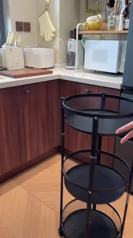 Nhà chật cũng thành nhà rộng… Nhờ cái kệ gấp gọn này mà đồ đạc ngoan như cún, kêu đâu đứng đó 😆📦 giadungthongminh #gadgets #dochoinhabep #meovatgiadinh #reviewgiadung #tiktokgiadung        