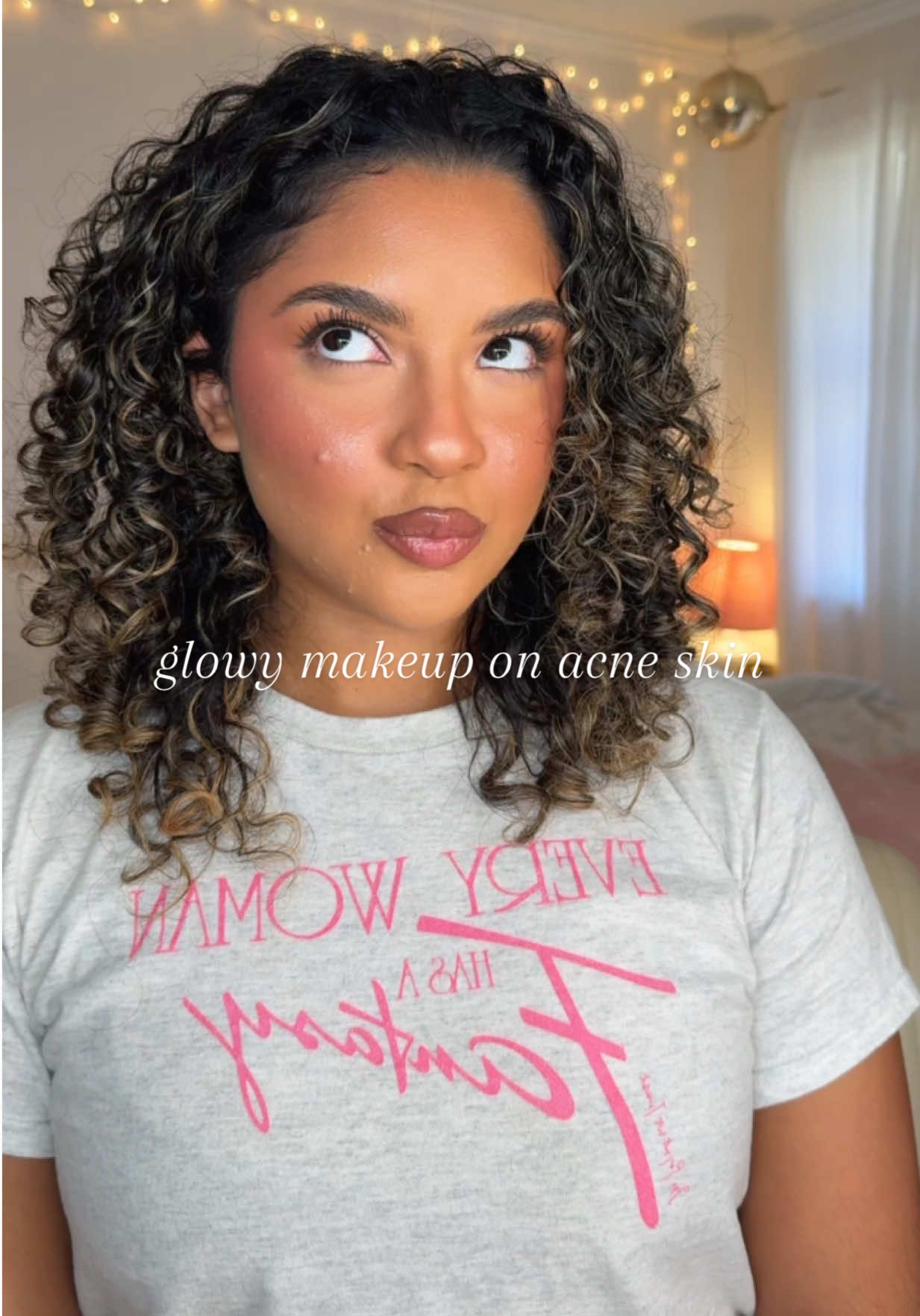 we love a good glow in this house 🤭💗 TEE FROM @In Print We Trust #acnebaddie #badblaura #acneskin #glowymakeup #makeuptutorial 