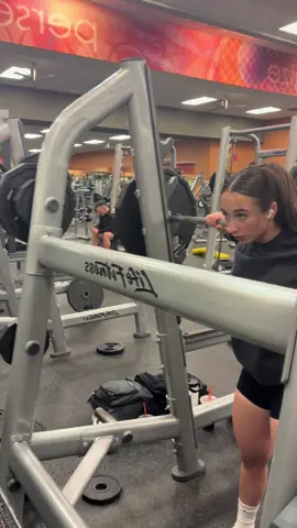 how’s my form? ⬇️⬇️ slow and controlled reps #davidgogginsmotivation #gym #GymTok #fypシ #fyp 
