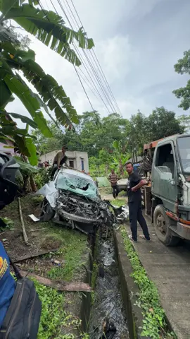 Kecelakaan Tabrakan Xenia,,,Tronton di warung bungur #kalipucangpangandaran #infokalipucang #Tidakadakorbanjiwa #fyppppppppppppppppppppppp 