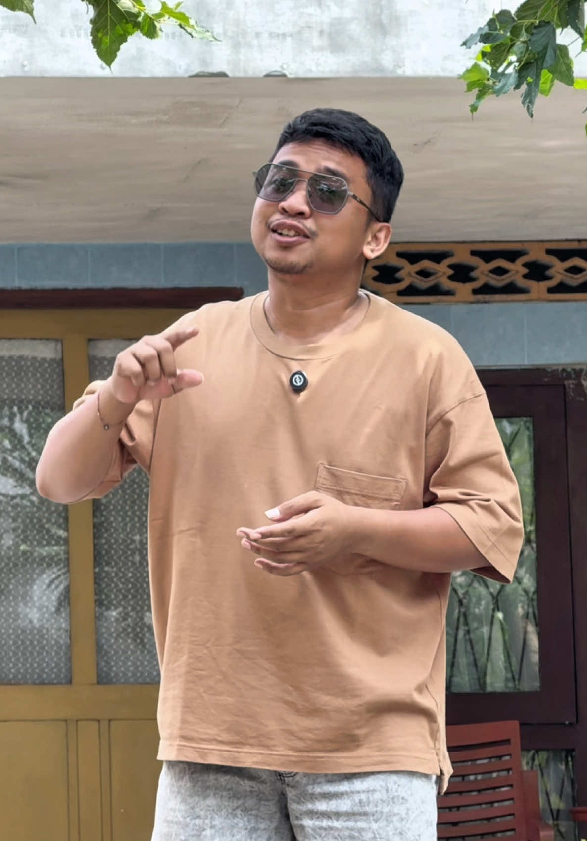 Aku itu suka kacamata yang nggak ribet. Yang penting nyaman, enak dipakai seharian, dan tetap keliatan rapi. Dan kaca mata ini masuk semua kriteria itu.  #sipalingaffiliate  