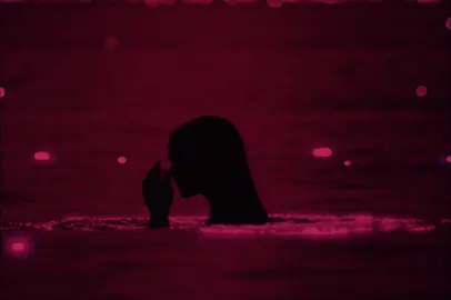 Playboi Carti “Steeze”. One of the earliest carti gems. The beat is a cloudy, floaty loop with bouncy drums that go perfect with the melody. It has that early-2010s, Odd Future-type vibe… raw, carefree, and a little rebellious. Carti flows over it with a smooth, laid-back delivery that already hints at the effortless swag he’d become known for. It’s simple, airy, and addicting. One of those early songs that shows exactly why people gravitated toward him before he even fully blew up. #3rdwrld #playboicarti 