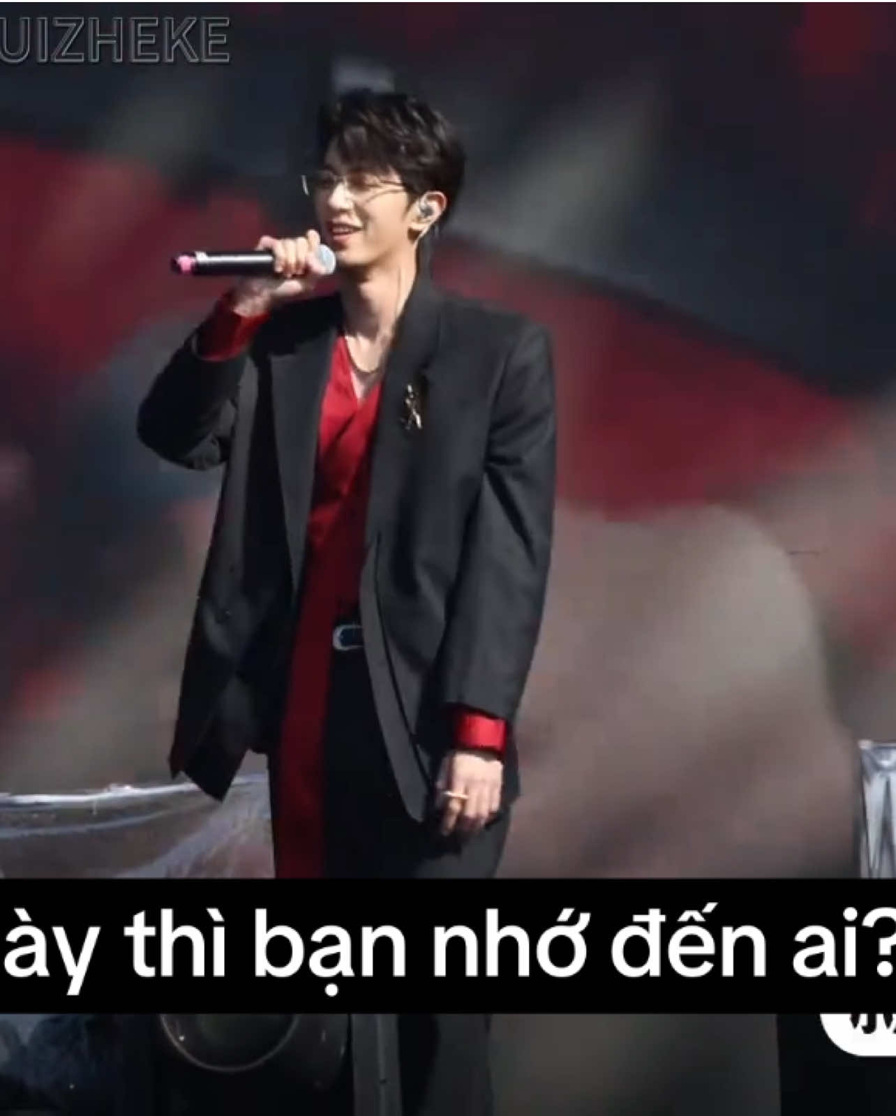 Chúng tôi nhớ đến Phái Ân đấy thì sao? Chúng tôi kêu Phái Ân cởi áo ra cho mát đấy thì sao? Anh ý kiến gì đấy anh Hành, áo trên người của người ta sao anh lại cấm??? Đề nghị trả lại quyền tự do cởi áo cho Lý Phái Ân!!! Cre: onvid #gianghanh_lyphaian #jianghenglipeien #LyPhaiAn #GiangHanh #jiangli 