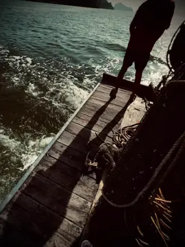 社会很简单。有钱就有名气，没钱就算喊也没人听！ 