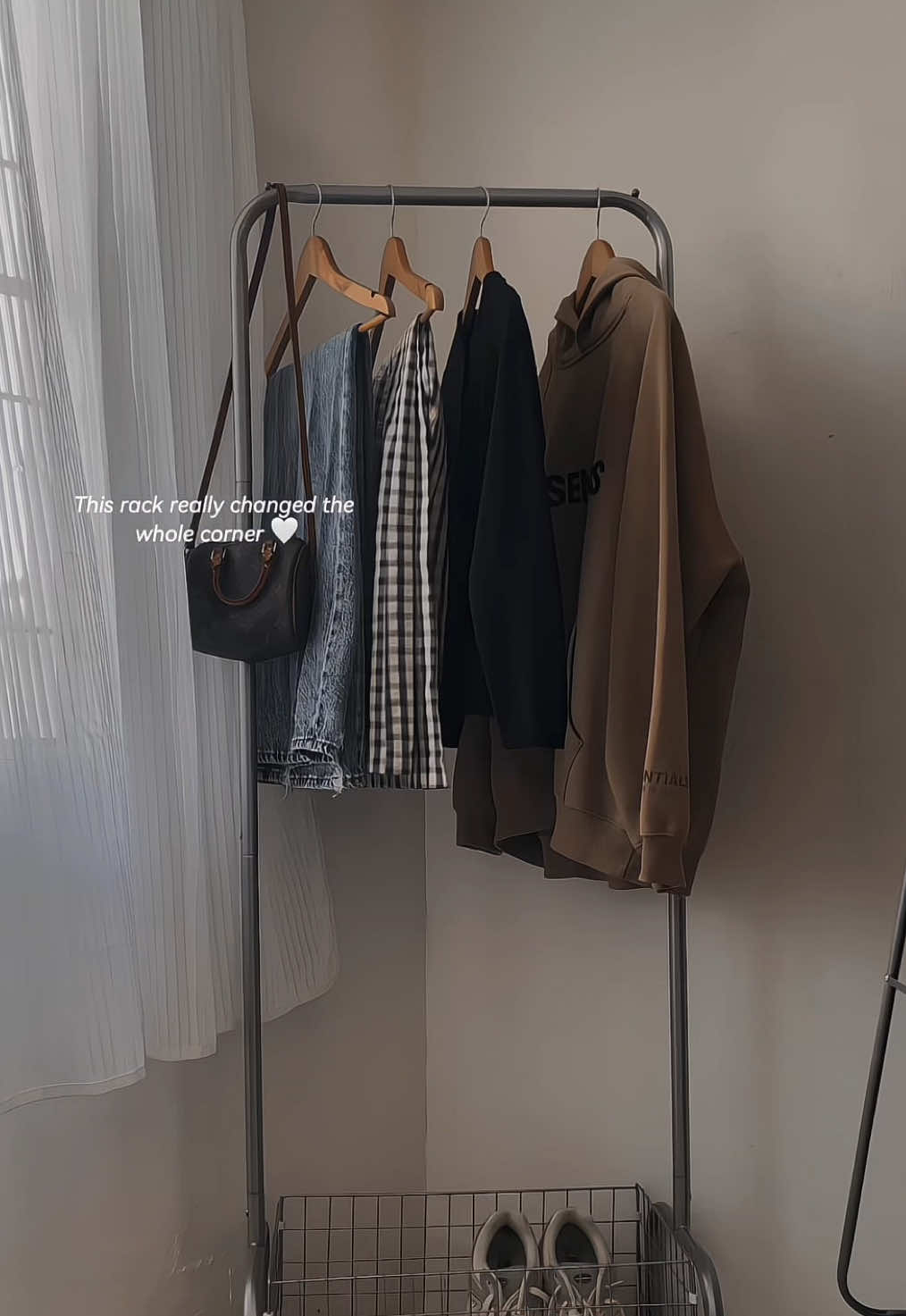 Upgraded our corner with a clothing rack and wow… it made a big difference! ✨😍 #clothingrack #hangingrack #clothorganizer #hangingclothesrack #moderndecor 