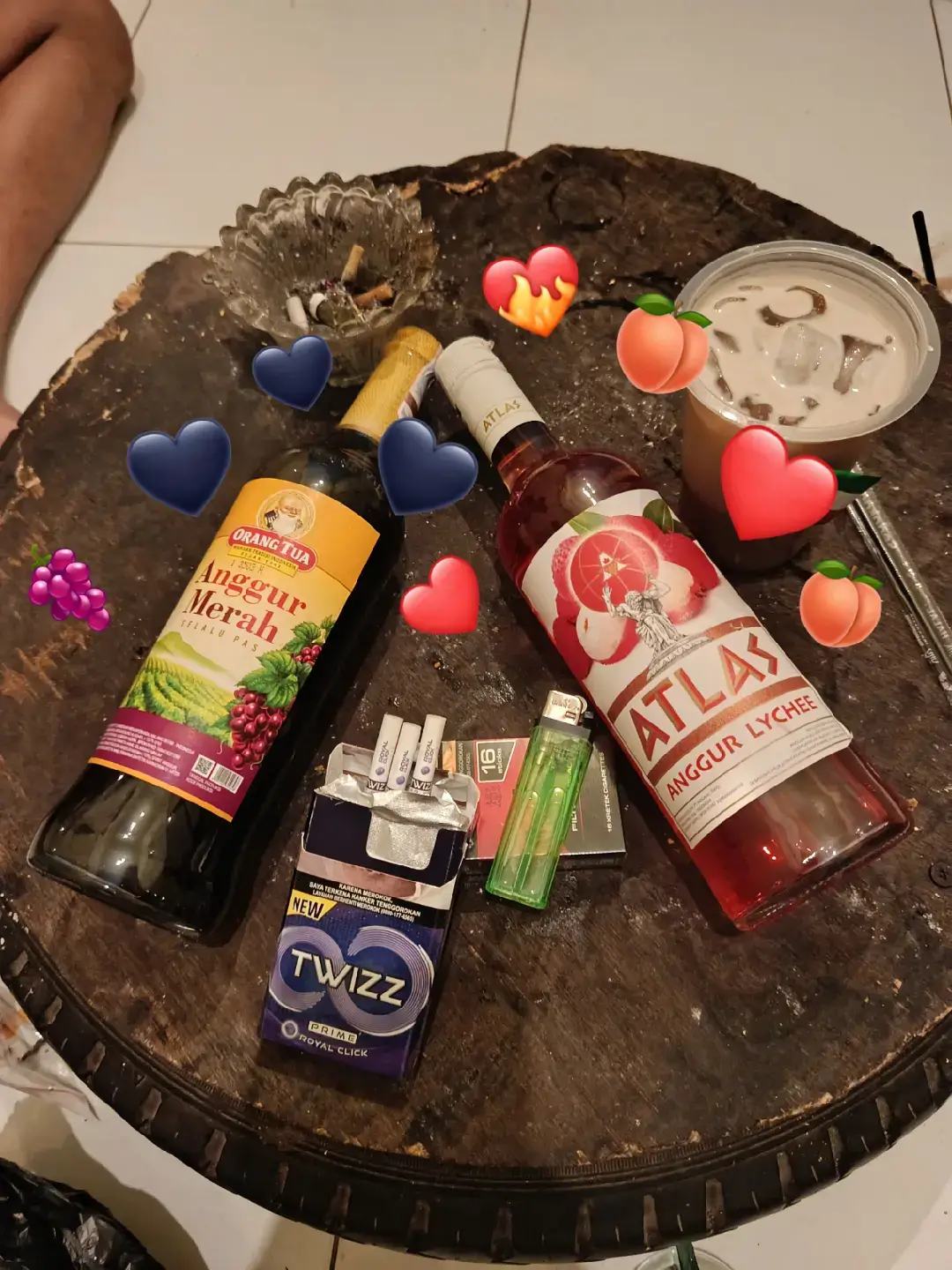 🍌 Resep Bolu Pisang Lembut Bahan-bahan: 3 buah pisang matang (pisang ambon lebih enak) 2 butir telur 5 sdm gula pasir (bisa ditambah sesuai selera) 6 sdm tepung terigu 1 sdt baking powder 1/2 sdt soda kue (opsional, biar lebih mengembang) 3 sdm minyak goreng atau mentega cair Sedikit garam Vanili secukupnya 🥣 Cara Membuat: 1. Persiapan Haluskan pisang dengan garpu sampai lembut. Panaskan oven 170°C atau siapkan kukusan hingga beruap. 2. Adonan 1. Kocok telur dan gula sampai gula larut (gunakan whisk atau mixer kecepatan rendah). 2. Masukkan pisang yang sudah dihaluskan, aduk rata. 3. Ayak tepung terigu, baking powder, dan soda kue ke dalam adonan. 4. Tambahkan minyak atau mentega cair, aduk balik perlahan hingga tercampur rata. 5. Jangan mengaduk terlalu lama supaya tidak bantat. 3. Memasak Jika dipanggang: Tuang adonan ke loyang. Panggang 30–40 menit hingga matang (tes tusuk: jika tidak ada adonan menempel, berarti sudah jadi). Jika dikukus: Olesi loyang dengan minyak. Tuang adonan, tutup kukusan balut tutup dengan kain agar air tidak menetes. Kukus 25–30 menit. #fypppp #