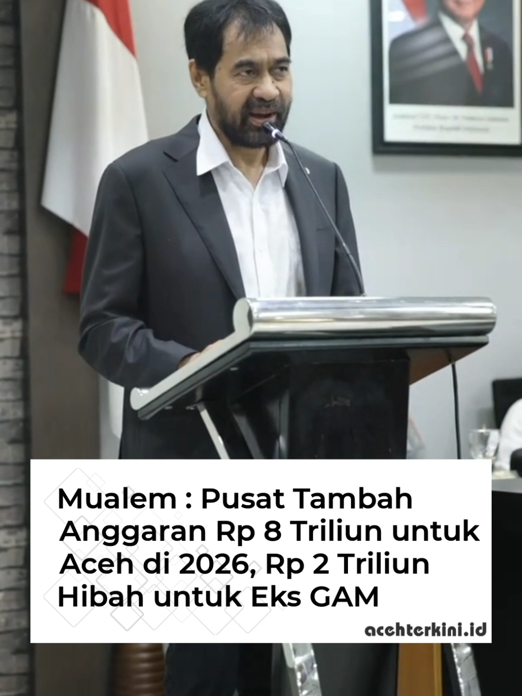 BANDA ACEH – Gubernur Aceh, Muzakir Manaf alias Mualem memastikan bahwa Aceh akan mendapat tambahan anggaran sebesar Rp8 triliun pada tahun 2026 mendatang. Hal tersebut disampaikan Mualem dalam pidatonya saat menghadiri Rapat Paripurna DPR Aceh Tahun 2025 dengan Agenda Penandatanganan Berita Acara Persetujuan Bersama terhadap KUA dan PPAS Tahun Anggaran 2026, di Ruang Serbaguna DPRA, Jumat (14/11/2025) sore. Mualem mengungkap kepastian tambahan anggaran pembangunan senilai Rp8 triliun tersebut disampaikan langsung Presiden RI, Prabowo Subianto, dalam pertemuan di Padepokan Garuda Yaksa, Hambalang, pada Kamis (13/11/2025) malam tadi. “Beuklam pak Prabowo geutamah peng untuk Aceh 2026 sebanyak Rp8 triliun. Na puas? (Semalam pak Prabowo menambah uang untuk Aceh di tahun 2026 sebanyak Rp8 triliun. Ada puas?,” kata Mualem dengan nada bertanya di hadapan anggota dewan. *Rp2 Triliun Lainnya untuk Mantan Kombatan GAM Tak hanya itu, Mualem juga menyebut bahwa dalam pertemuan tersebut Presiden Prabowo menyetujui dana abadi senilai Rp2 triliun yang diperuntukkan bagi mantan kombatan Gerakan Aceh Merdeka (GAM). “Dan silapeh teuk, na geu jok dana hibah Rp2 triliun untuk mantan kombatan. (Dan satu lagi, ada diberikan dana hibah Rp2 triliun untuk mantan kombatan),” ujarnya. Mualem mengaku, pertemuan dirinya bersama Presiden Prabowo tersebut berlangsung selama tiga jam. Dalam kesempatan tiga jam itu dirinya menyampaikan semua persoalan Aceh ke Prabowo. “Dalam kesempatan 3 jeum nyan lon peugah bandum segala tentang Aceh. Beu na neuteupe ban mandum, peu yang droe lake uroe nyoe, jalan Sawang, infrastruktur, (penanganan) banjir, peuget rumoh sikula SMK, rumoh saket regional, Kuala Idi, proyek APBA, dan Aceh Hebat. Selengkapnya di serambinews.com 🎥 VT | muzakirmanaf1964 #acehterkini #beritaaceh #mualem #muzakirmanaf 