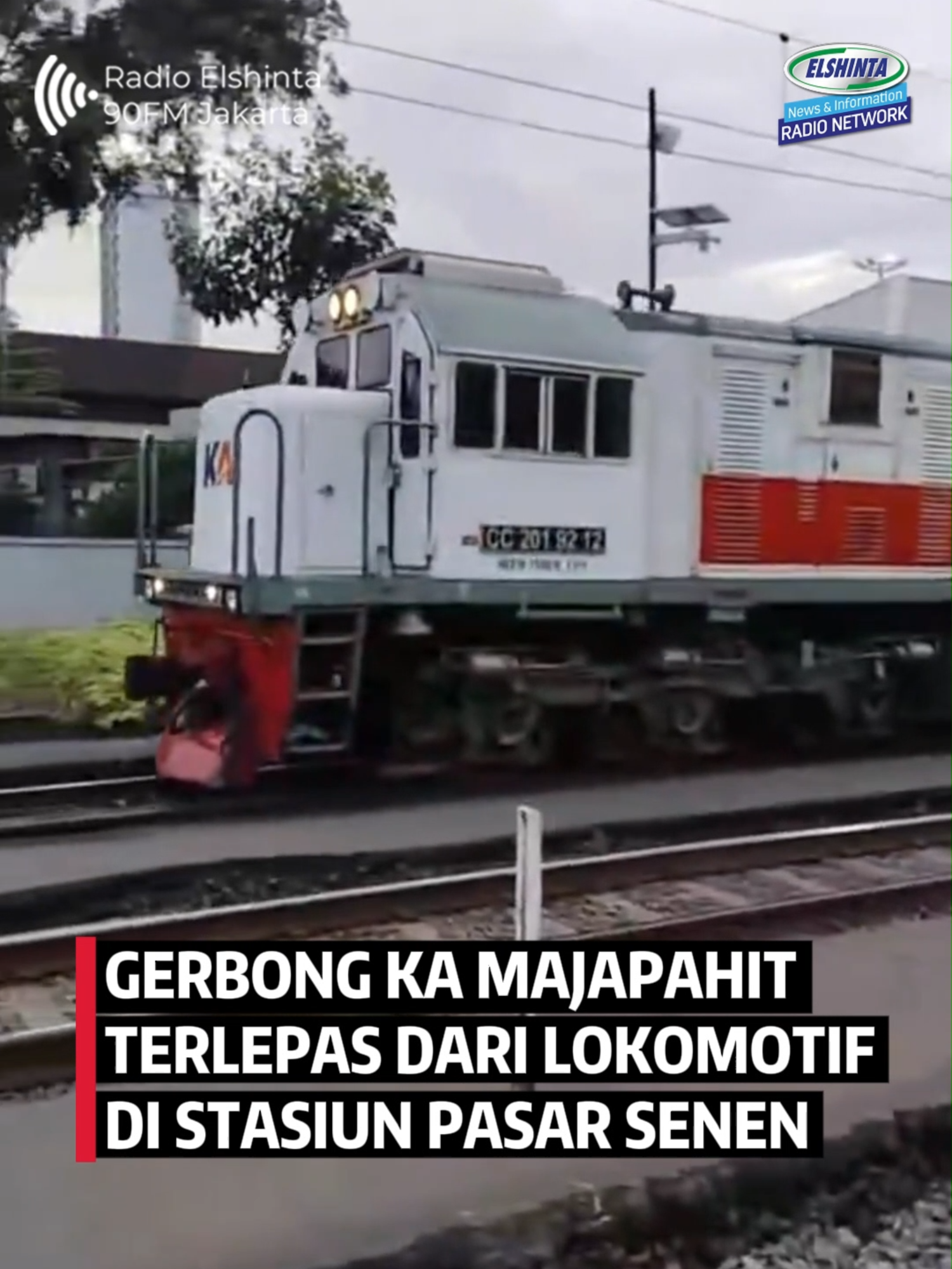 Coupler atau alat perangkai antargerbong Kereta Api (KAI) 246 Majapahit terlepas saat akan berangkat dari Stasiun Pasar Senen, Jumat (14/11). Seorang railfans atau penggemar kereta api yang merekam peristiwa itu dalam siaran live YouTube Aceng Railfans panik dan meneriaki masinis untuk menghentikan kereta. Manager Humas PT Kereta Api Indonesia (KAI) Daerah Operasi (Daop) 1 Jakarta Ixfan Hendriwintoko meminta maaf atas keterlambatan keberangkatan Kereta Api (KA) 246 Majapahit relasi Pasar Senen-Malang. 